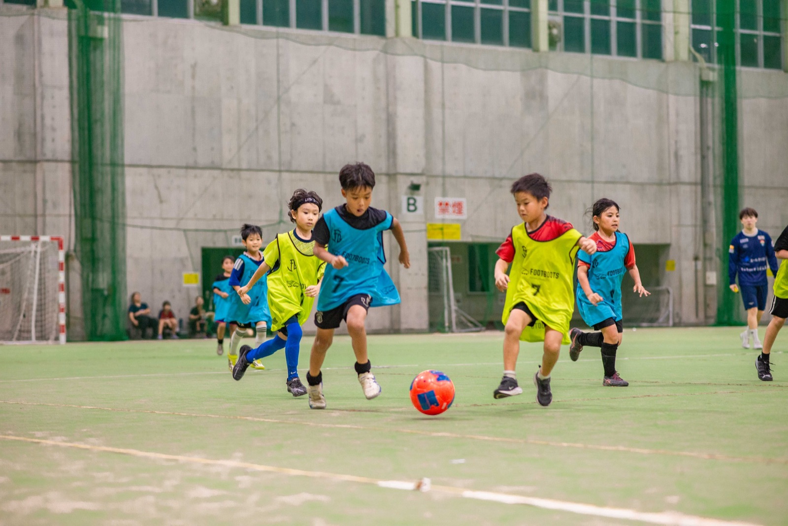 レベルアップスクールでボールを追いかける小学生たち