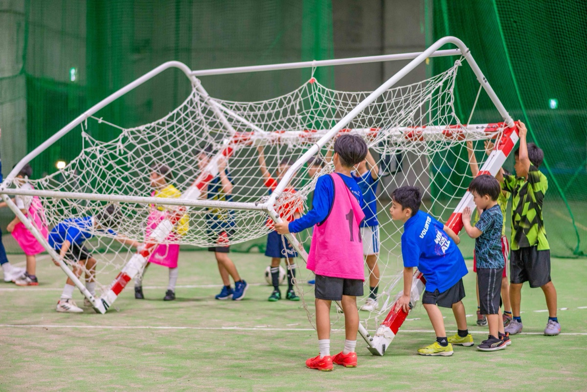 みんなでゴールを運ぶ子どもたち（沖縄の無料サッカースクール）
