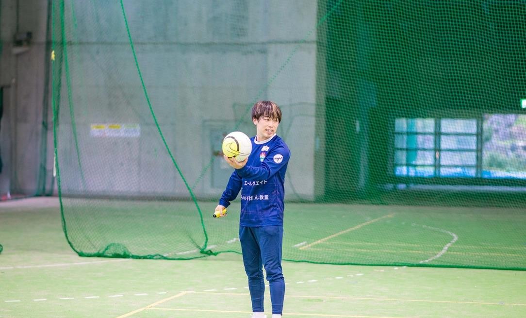 荒川幸希 沖縄の無料サッカースクールで指導する様子